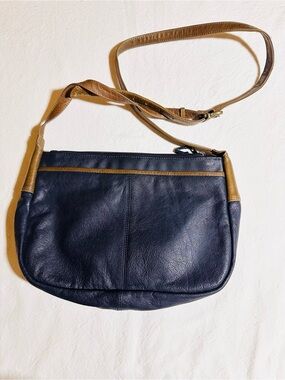 ⭐️ Orvis Vintage Navy and Tan Leather Crossbody Purse